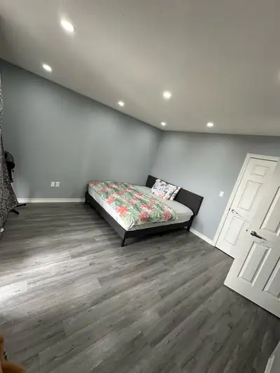 Master bed room for rent