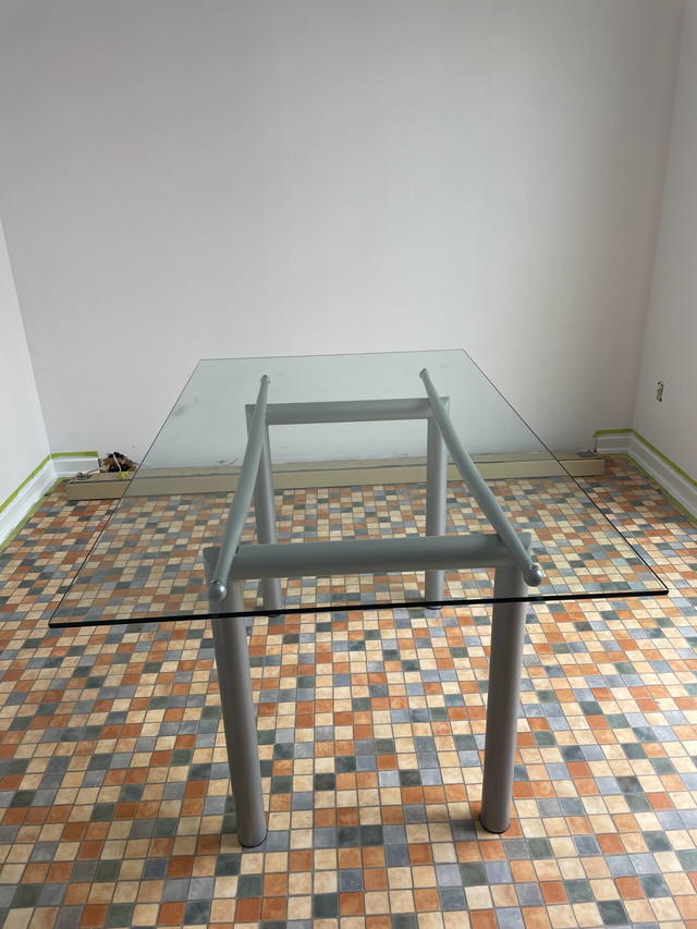 table en vitre dans Mobilier de salle à manger et cuisine  à Laval/Rive Nord