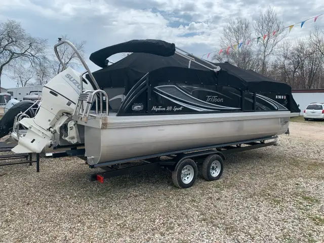 JC Pontoon in Powerboats & Motorboats in Barrie - Image 3