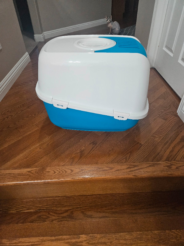 Litter box with lid in Accessories in Edmonton - Image 3