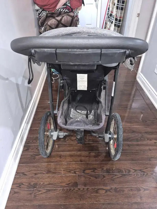 Baby stroller and it's in good condition  in Strollers, Carriers & Car Seats in Mississauga / Peel Region - Image 4