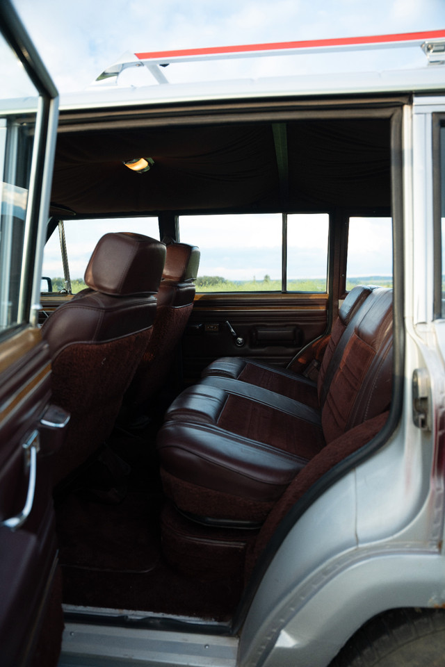 1988 Jeep Grand Wagoneer for Sale in Classic Cars in Calgary - Image 4