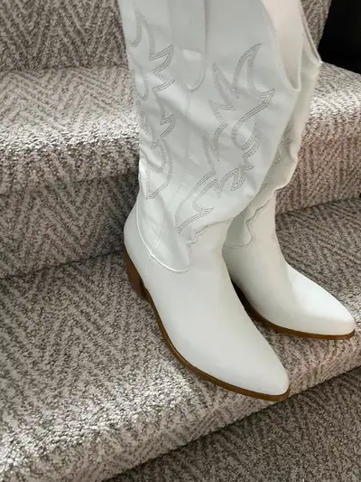Women’s Vegan Cowboy Boots. White. Size 40 (Size 9.5-10) New. $40 firm. Pick up downtown Toronto OR...