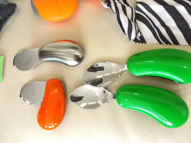 30Pcs. Great Gift Items - Carabiner Radio, Flashlights, Whistle in Other in Kitchener / Waterloo - Image 9