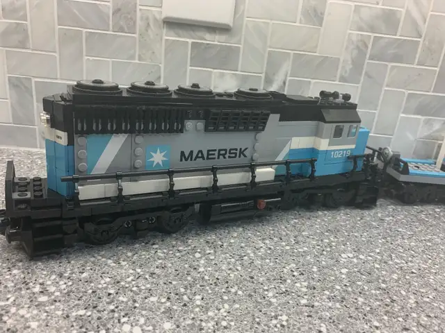 Lego train Maersk # 10219 in Toys & Games in City of Montréal - Image 3