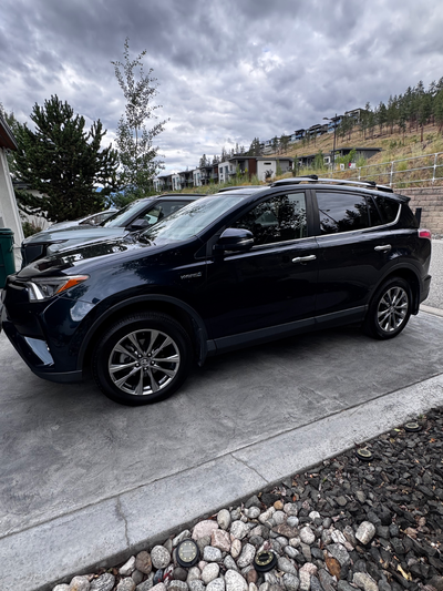 2018 RAV4 Hybrid Limited for sale with 153000 KM. Fully loaded with sunroof, navigation, and backup...