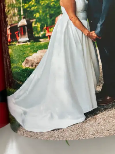 Je vends ma magnifique robe de mariée Élise Marie Couture, de taille 18, qui n'a été portée qu'une s...