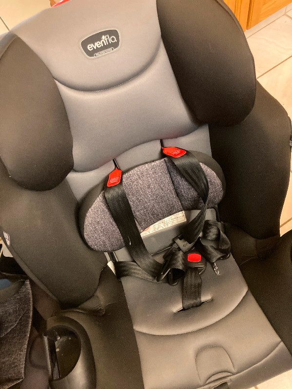Evenflo Car Seat in Strollers, Carriers & Car Seats in Edmonton - Image 3