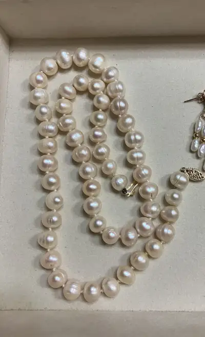 Collier de perles, View more