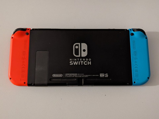 FOR TRADE - Nintendo Switch Console + 2 Games (Pokemon) + Extras in Nintendo Switch in Ottawa - Image 4
