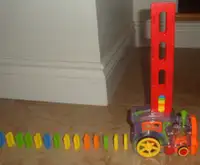 DOMINO BUILD AND STACK ELECTRIC TRAIN