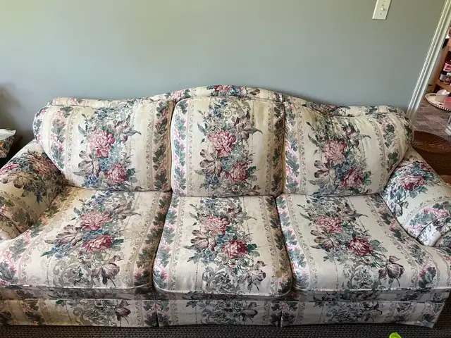 antique couches sofa and loveseat in Couches & Futons in St. Catharines - Image 4