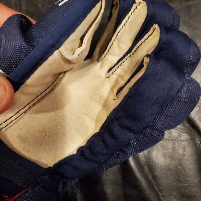 New Youth 9" BAUER VAPOR Hockey Gloves in Hockey in Barrie - Image 6