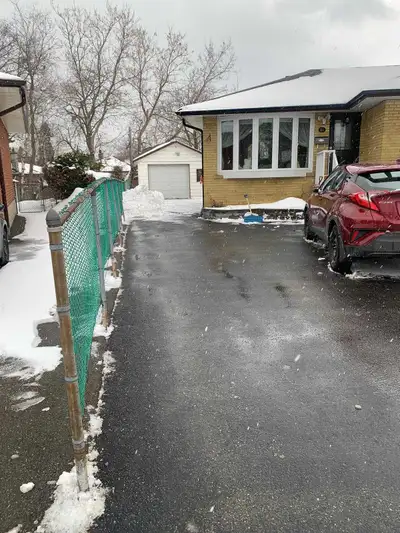 ROOMS FOR RENT – Markham & Lawrence We have 2 clean and comfortable rooms perfect for 4 people avail...