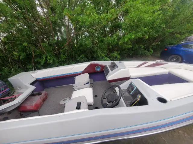Open bow Bayliner Capri, fish finder, nice little boat in Powerboats & Motorboats in Swift Current - Image 6