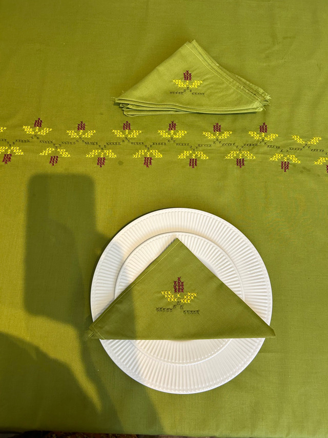 Nappe de table brodée à la main  dans Décoration intérieure et accessoires  à Laval/Rive Nord