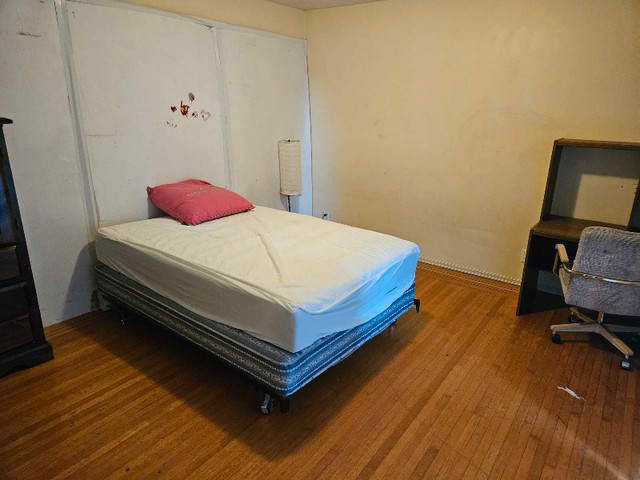 Large Private Furnish Room à few min walk to Langara Skytrain  in Room Rentals & Roommates in Downtown-West End