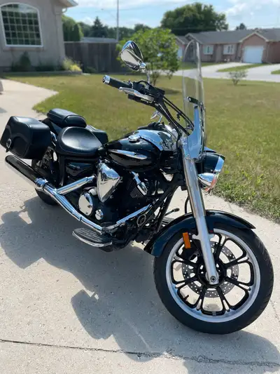 Yamaha VStar 950 yr 2009. Motorcycle in perfect condition! Very low kilometers. Have removable winds...