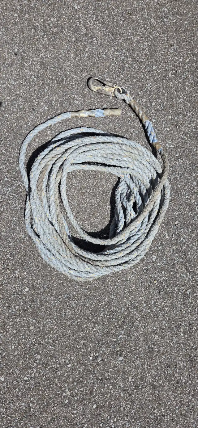 Nylon rope, 93 feet long with small snap hook, 5/8" thick. in Ladders & Scaffolding in Oakville / Halton Region - Image 2