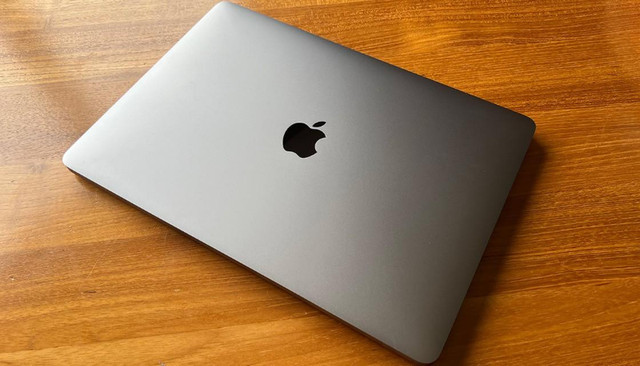 Apple 13.3" MacBook Pro - M2, 8GB RAM, 256GB SSD, 13.3" in Laptops in Regina - Image 4