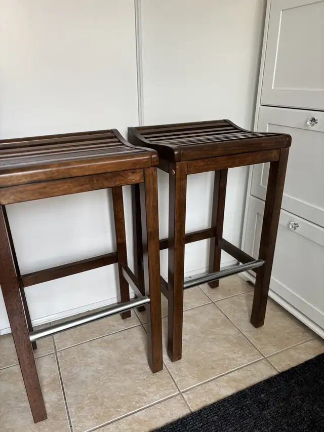 Set of Two Wooden Bar Stools in Chairs & Recliners in Oakville / Halton Region - Image 10
