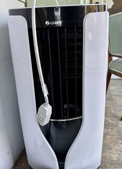 Keep cool with this GREE 12000 BTU portable air conditioner! This AC unit is perfect for cooling and...