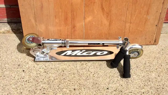 Huffy micro aluminum scooter in Kids in Strathcona County - Image 4
