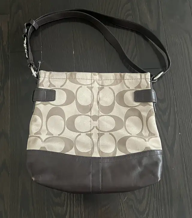 Coach vintage monogram chain shoulder/crossbody bag in Women's - Bags & Wallets in Mississauga / Peel Region - Image 3