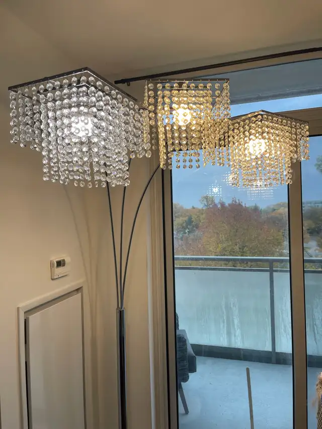 Floor lamp in Indoor Lighting & Fans in Markham / York Region - Image 3