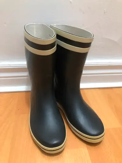 Bottes de pluie imperméables, femme taille 6.5. Il y a inscrit taille 7 en dessous de la chaussure m...