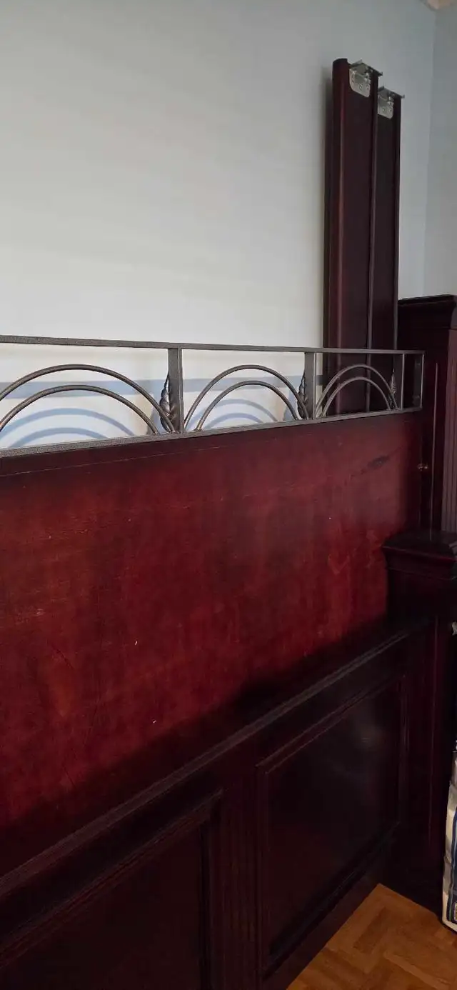 bed frame cherry wood color queen size in Beds & Mattresses in Laval / North Shore - Image 4
