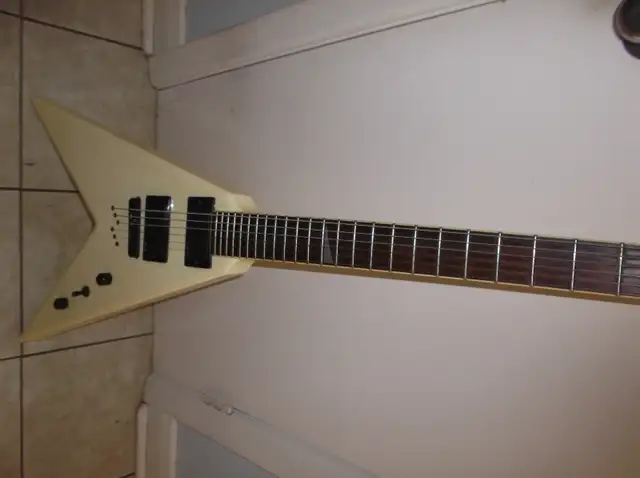 Peavey flying V guitare in Guitars in Sherbrooke - Image 7