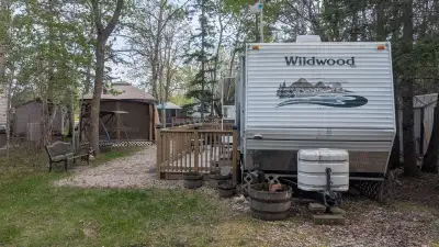 2004 - 30ft Wild Wood Lot B81 Located in Spruce sands RV park just 10 mins north of Gimli. 1 hr from...