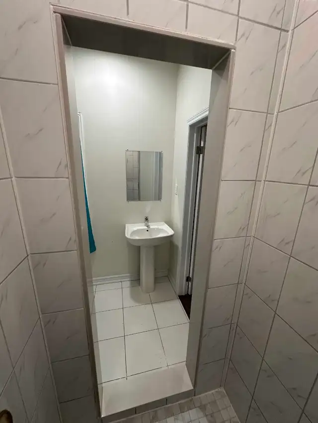 Ensuite bedroom for rent in Bowmanville $1,100 in Room Rentals & Roommates in Oshawa / Durham Region - Image 9