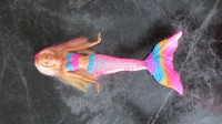Sirène(barbie) couleur et lumière, peut être immergée dans l'eau