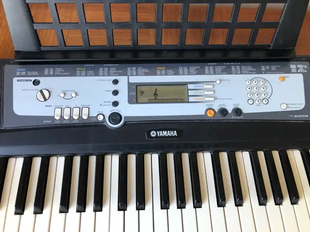 Clavier (piano électronique) portatif Yamaha PSR E213 61 touches in Pianos & Keyboards in Longueuil / South Shore - Image 3