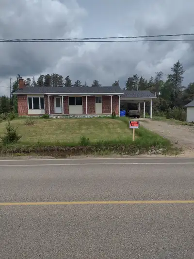 Maison unifamiliale de 11 pièces + 1 garage. Face à la rivière Matawin. Foyer combustion lente au SS...