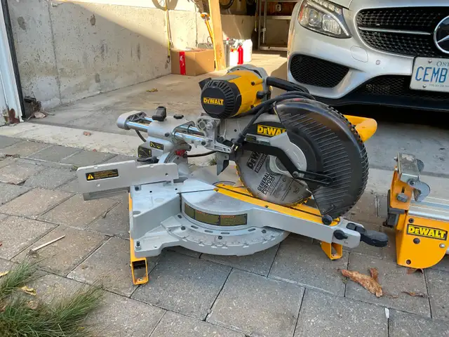 Dewalt DW 717 10” Mitre Saw in Power Tools in City of Toronto - Image 3