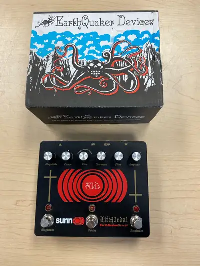 Earthquaker Sunn O))) Lifepedal Octave, distortion, and boost pedal Comes with box and carry bag, ot...