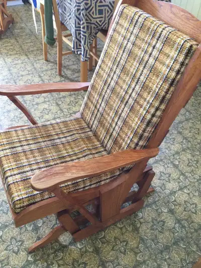 Voici un fauteuil berçant vintage confortable avec un coussin à carreaux classique, parfait pour la...