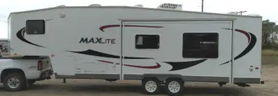 Model 285RK – 33 feet long, rear kitchen • 40 gal. freshwater, 80 gal. (2 x 40) grey water, 40 gal....