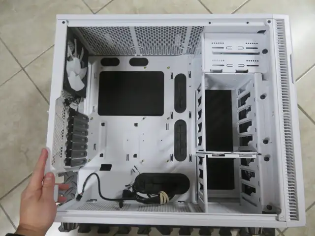 Fractal Design Define R5 Computer Case (White, solid panel) in System Components in St. Catharines - Image 5