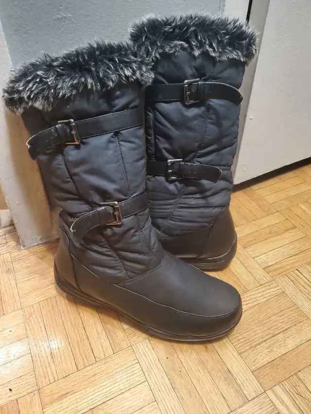 Women's Black Winter Boots with  Faux Fur in Women's - Shoes in Mississauga / Peel Region - Image 3