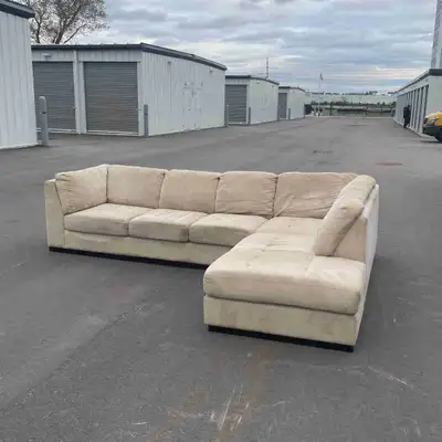 good condition bought from the brick ($2400+) was just professionally cleaned smoke free, pet free,...