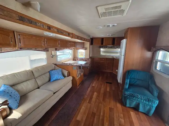 2010 Wildwood 33FKSS 2 SLIDES REAR MASTER BEDROOM in Travel Trailers & Campers in Bedford - Image 4