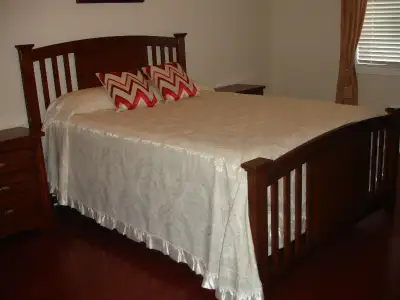 LIKE NEW SOLID WOOD 5 PIECE BEDROOM SET QUEEN SIZE BED + MIRROR!, View more