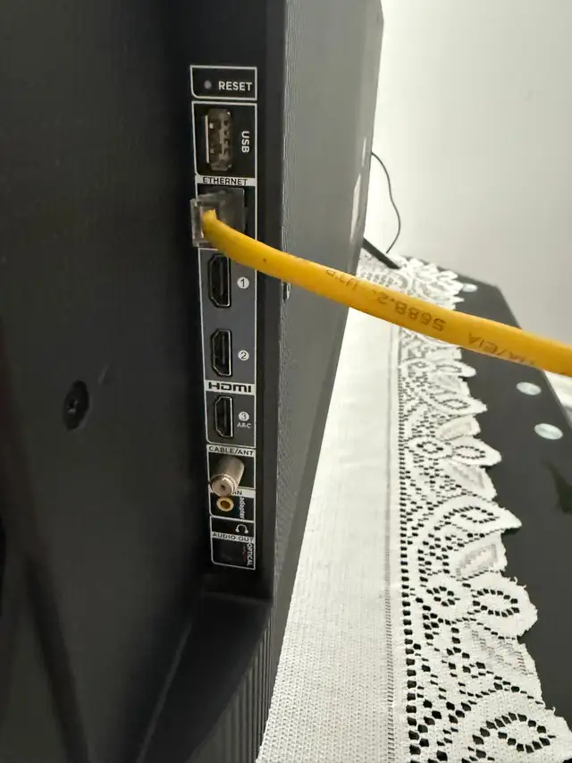 TCL 50-inch Roku Smart TV (Model 50S421) in TVs in Laval / North Shore - Image 5