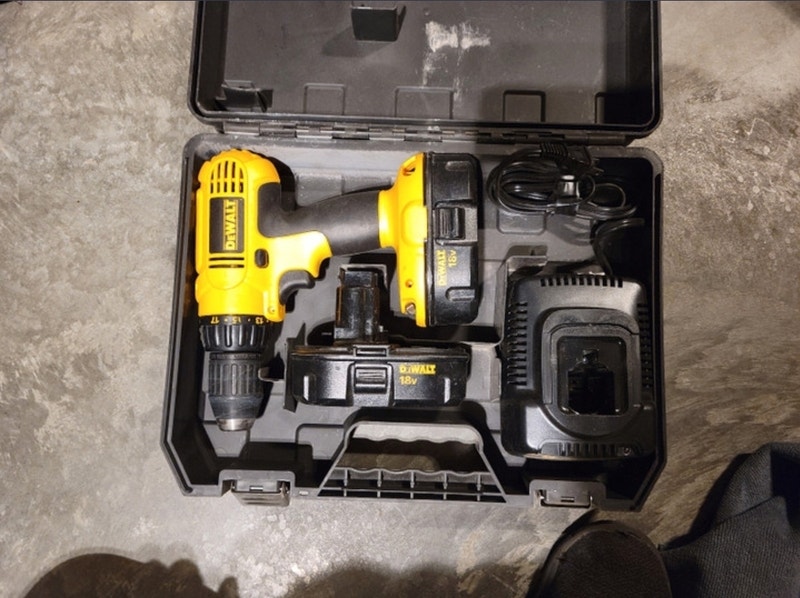 Dewalt 18v Drill, w/2 batteries, charger and case Power Tools