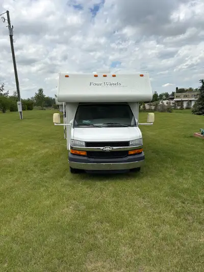 This 2004 Four Winds 5000 Class C motorhome is built on a reliable Chevrolet chassis and features a...