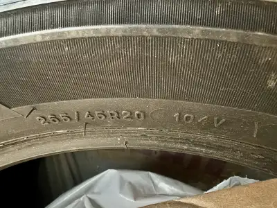 I am selling a single Michelin tire, size 265/45R20 104V. This is a used tire, but it's still in goo...